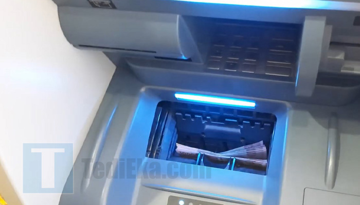 atm mandiri setor tunai masukkan uang ke mesin atm