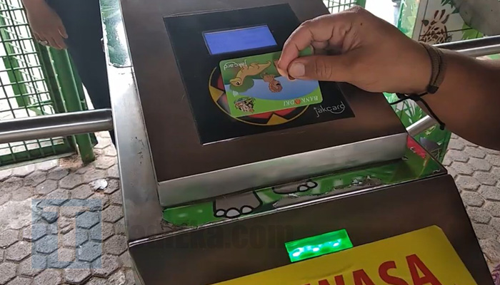 tap kartu jakcard di gate ragunan